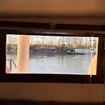 Cabine sur péniche à Bagatelle