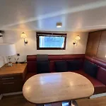 Cabine sur péniche à Bagatelle