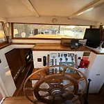 Cabine sur péniche à Bagatelle