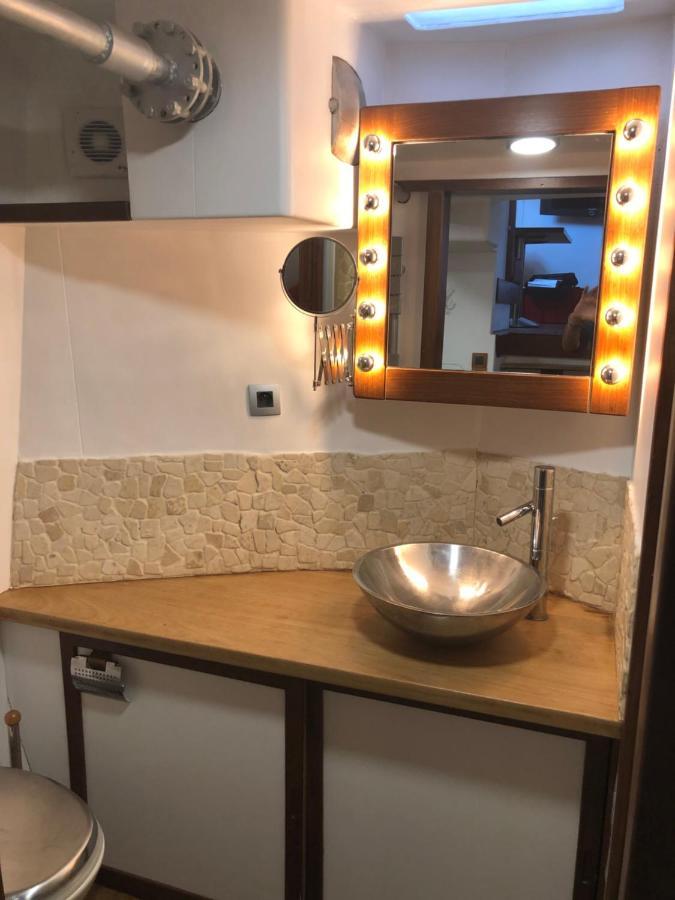 Sur Peniche A Bagatelle Paris